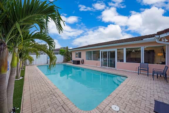 Sun-Filled House with pool By Dream Vacation - Image 1