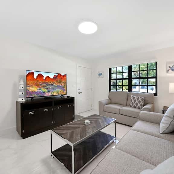 East Beach Apart By Dream Vacation unit 2 - Image 1