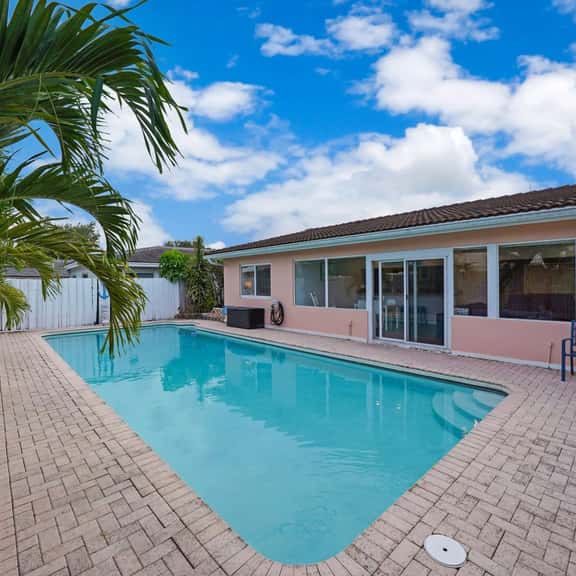 Sun-Filled House with pool By Dream Vacation - Image 1