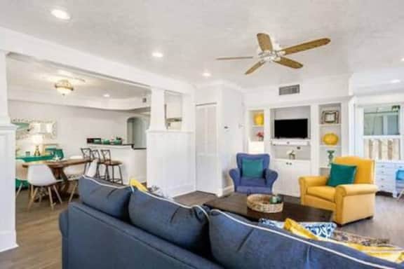 Historic Apt | Walk to Downtown & Arts
