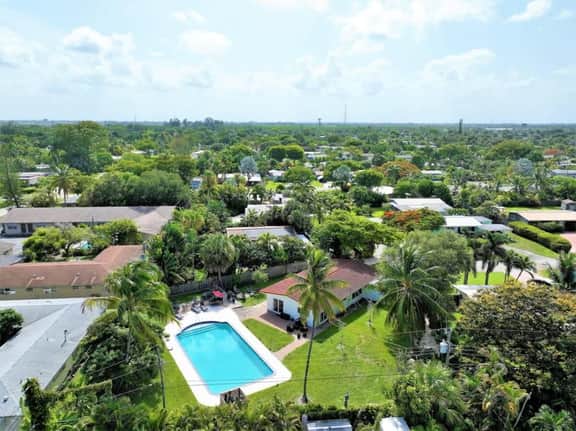 Home w/pool by Dream Vacation unit 332