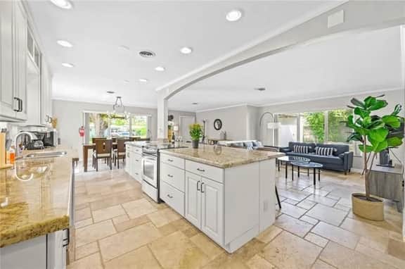 Home w/pool by Dream Vacation unit 332
