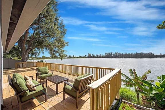 Lake house unit 1 By Dream Vacation
