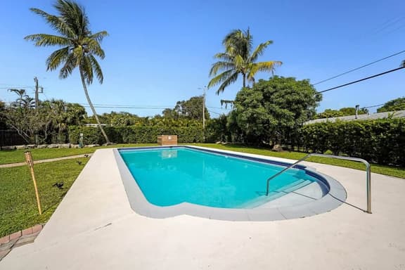 Home w/pool by Dream Vacation unit 332